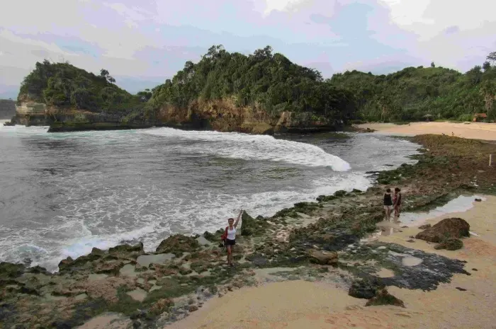 Batu Bengkung Beach in Malang, Natural Beauty with Stunning Ocean Views and Exotic Coral